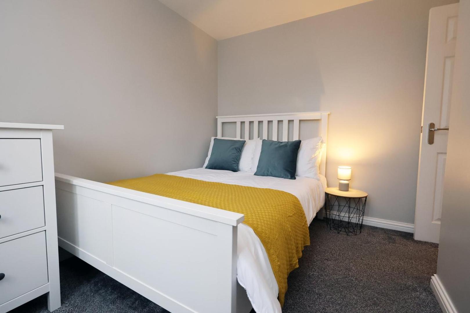 Relaxing 2-Bed Coastal Escape In Port Talbot Lägenhet Exteriör bild