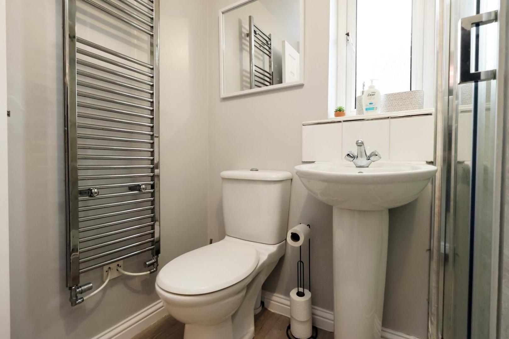Relaxing 2-Bed Coastal Escape In Port Talbot Lägenhet Exteriör bild