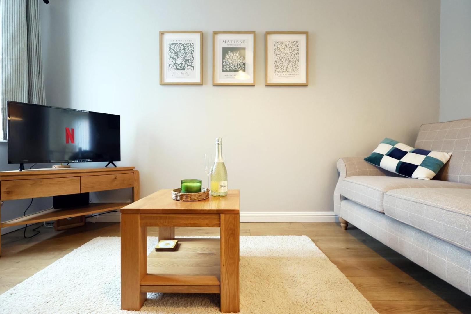 Relaxing 2-Bed Coastal Escape In Port Talbot Lägenhet Exteriör bild