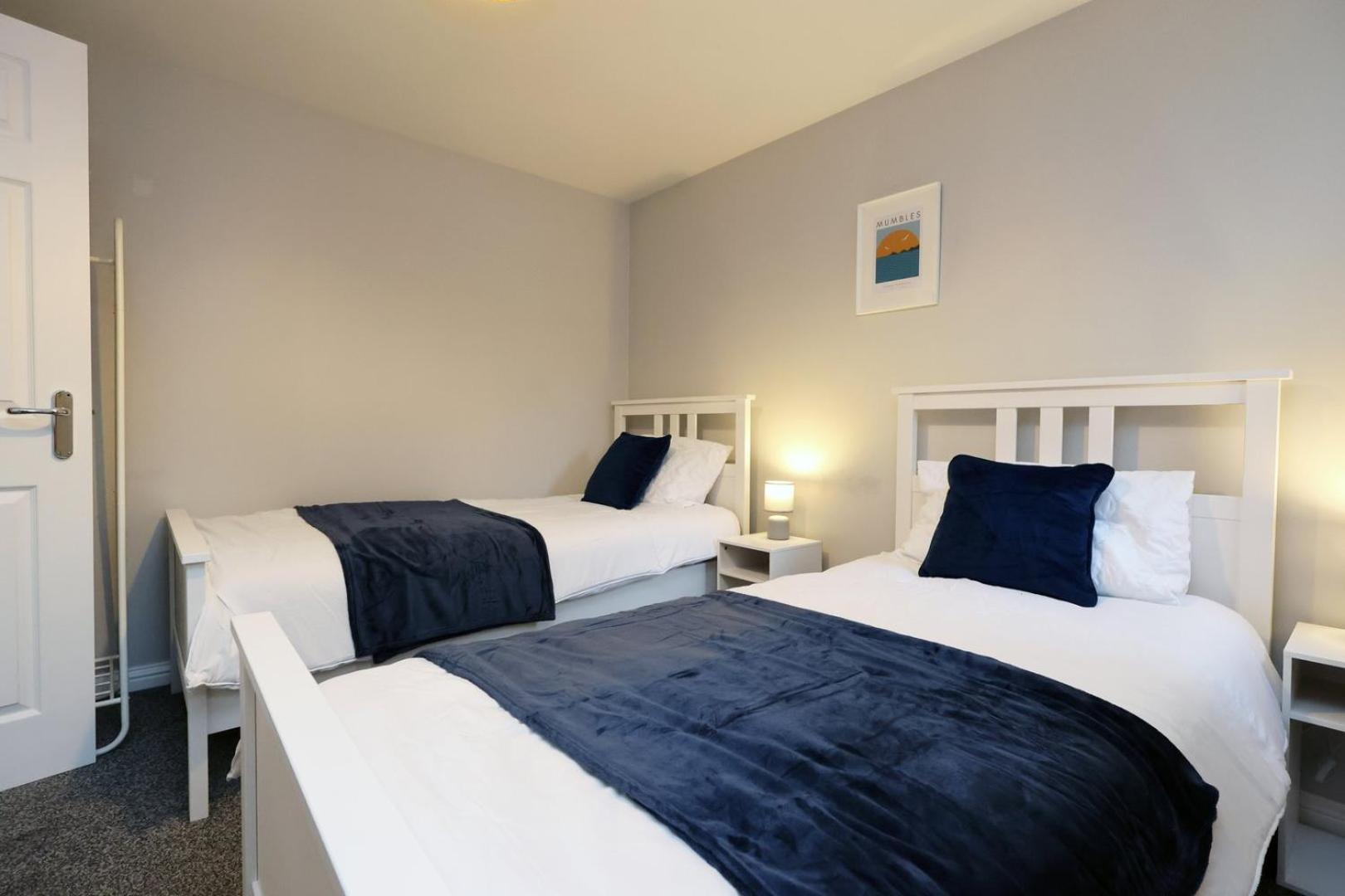 Relaxing 2-Bed Coastal Escape In Port Talbot Lägenhet Exteriör bild